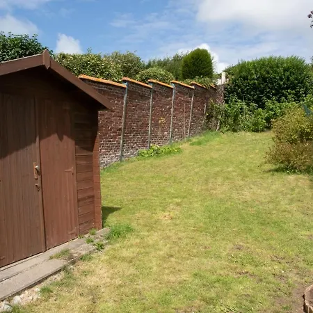 La Maison Bleue Avec Jardin A Holiday home *